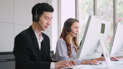 Gente-De-Negocios-Con-Auriculares-Trabajando-En-La-Oficina