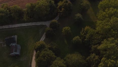 Toma-Aérea-De-Un-Dron-De-Una-Casa-De-Campo-Con-Piscina-Situada-Entre-Campos-De-Cultivo