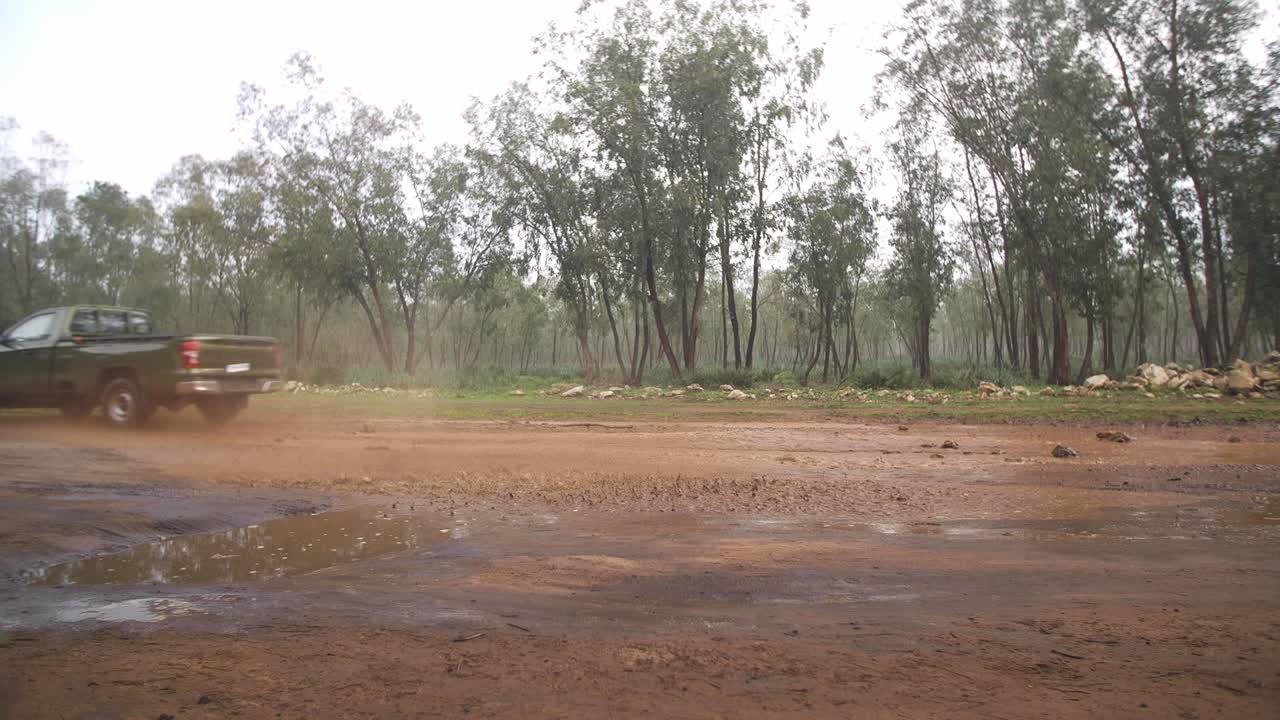 오프로드에서 4x4 자동차 영상