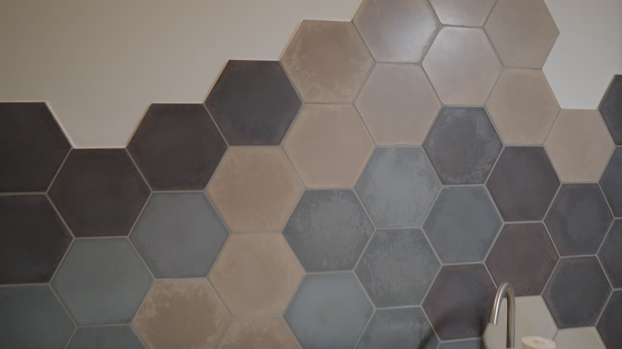 baldosas hexagonales grises y parquet marrón claro en un diseño moderno, una clásica bañera tradicional blanca para darle un toque de estilo italiano atemporal.