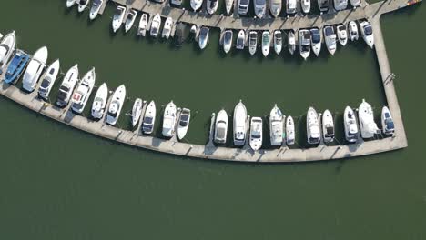 vista aérea de arriba hacia abajo de los barcos estacionados en el cobertizo para botes
