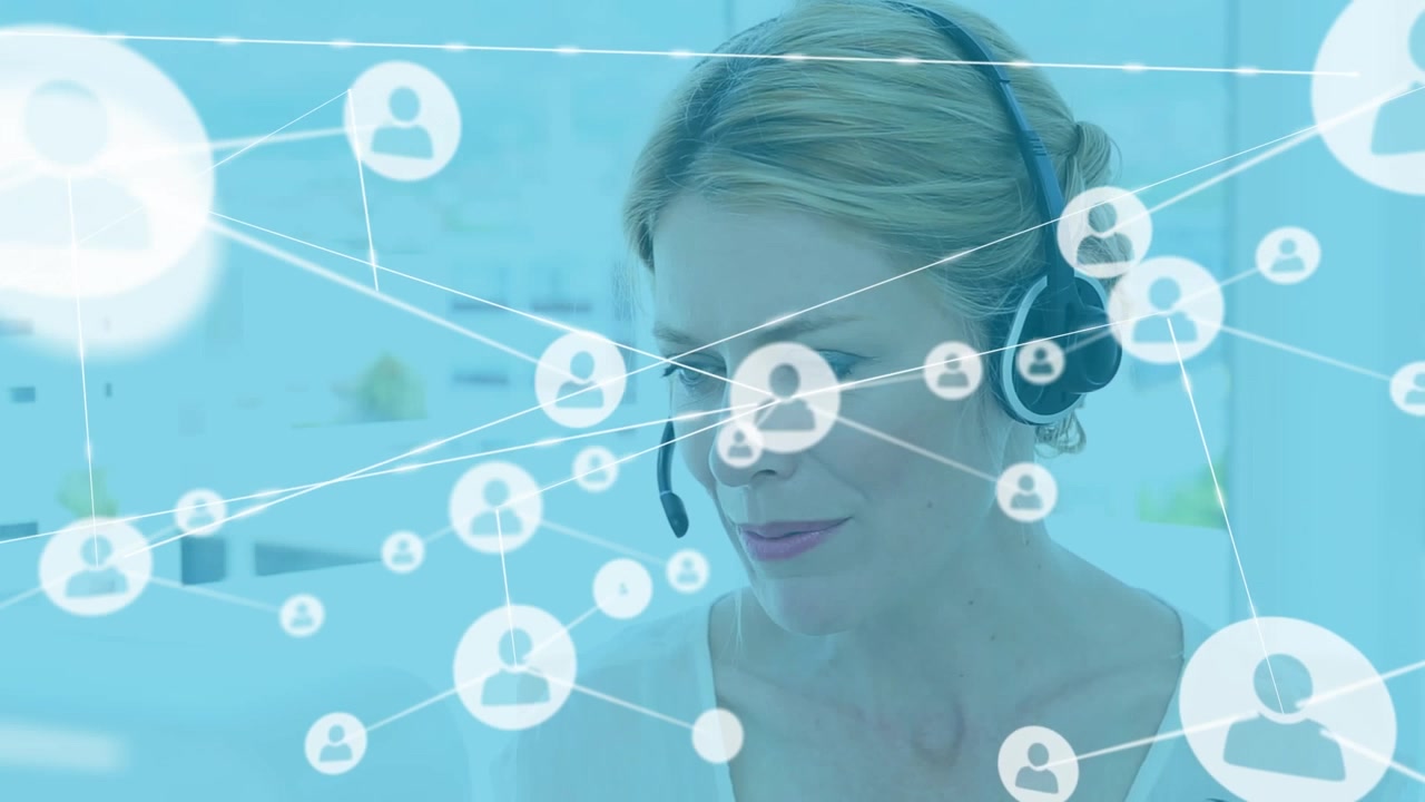 Animazione di una rete di connessioni con icone sopra una donna d'affari caucasica che utilizza un telefono con cuffie