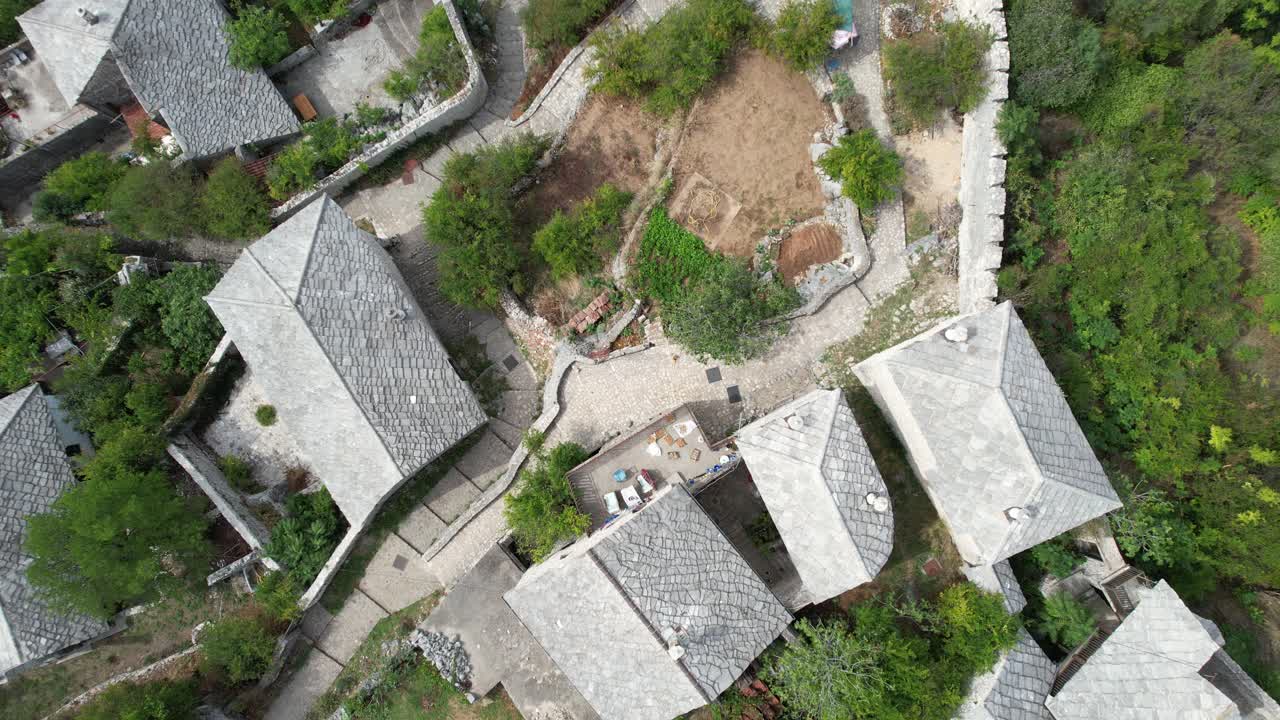 antiguo castillo construido en la ladera de la colina