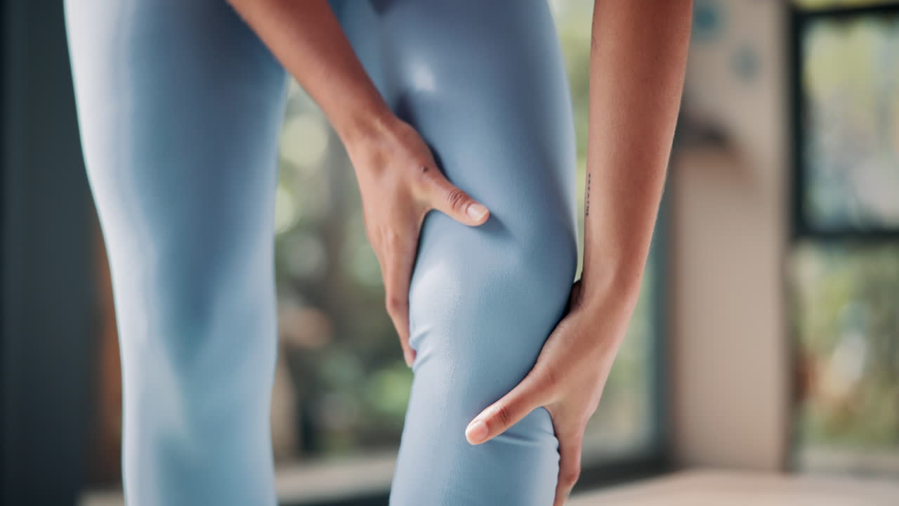 mujer con dolor de rodilla