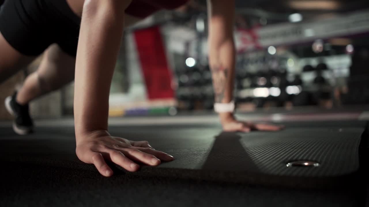 체육관 에서 푸시업 을 하는 여자