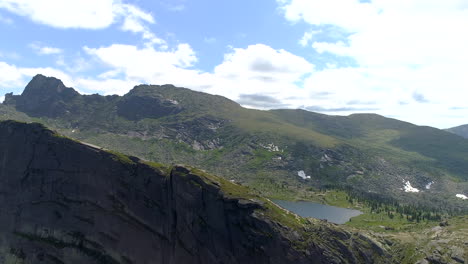 Explora-La-Majestuosa-Belleza-De-Las-Montañas.