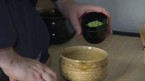 Matcha-Tee-Wird-Während-Einer-Japanischen-Teezeremonie,-Die-Als-&quot;Chanoyu&quot;-Bekannt-Ist,-In-Eine-Teeschale-Geschöpft