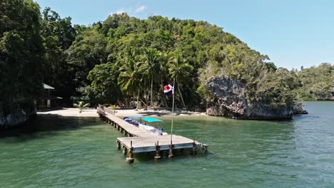 Luftaufnahme-Der-Bucht-Von-San-Lorenzo-Mit-Holzsteg-Und-Parkenden-Booten-Im-Nationalpark-Los-Haitises