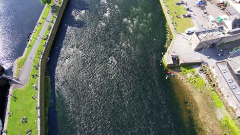 Gente-En-Claddagh-En-Galway-Cerca-Del-Río-Corrib-En-Un-Día-Soleado,-Picnic-Y-Kayak