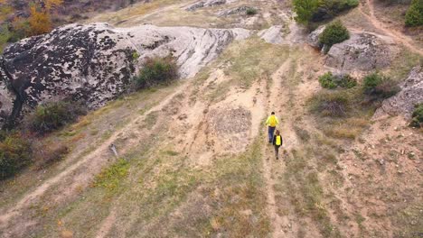 excursionistas caminando en una montaña