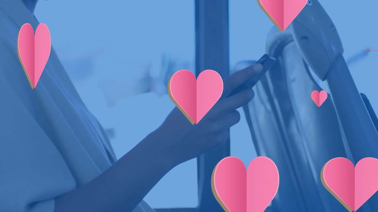 버스에서 스마트폰을 사용하는 양색 여성의 손 위에 떠다니는 심장의 애니메이션