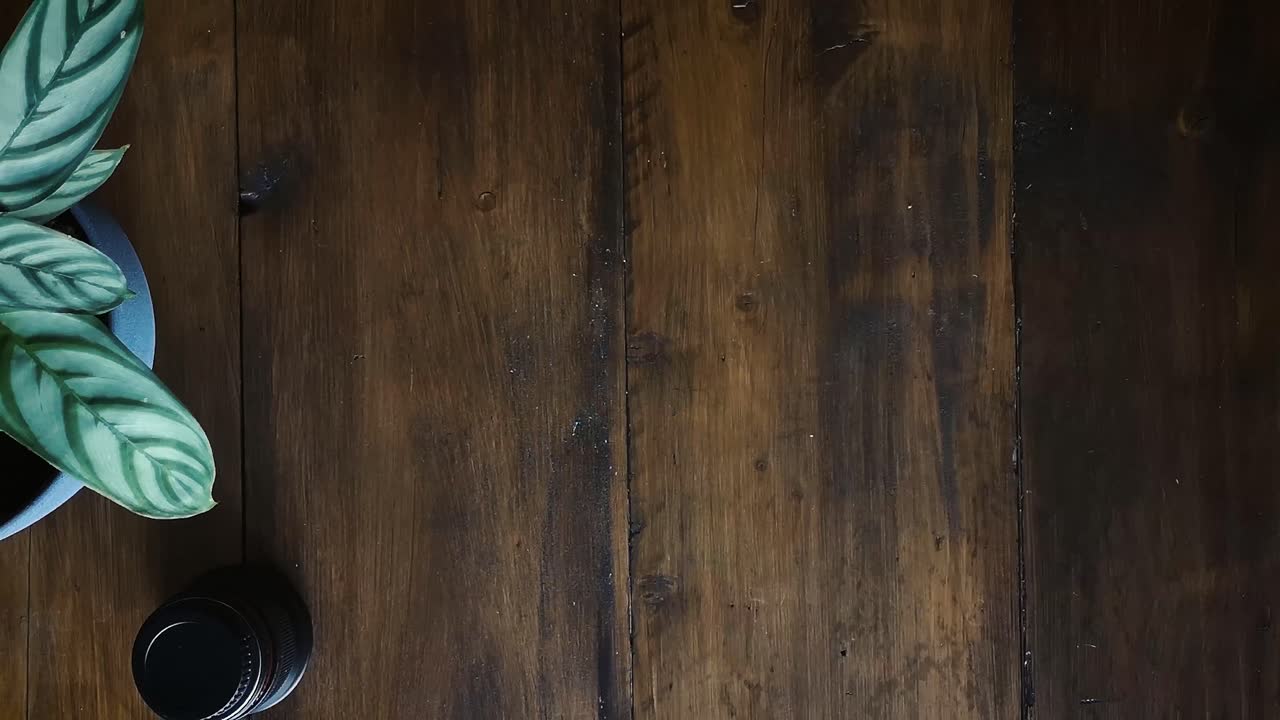 el cineasta plano monta la lente en la cámara