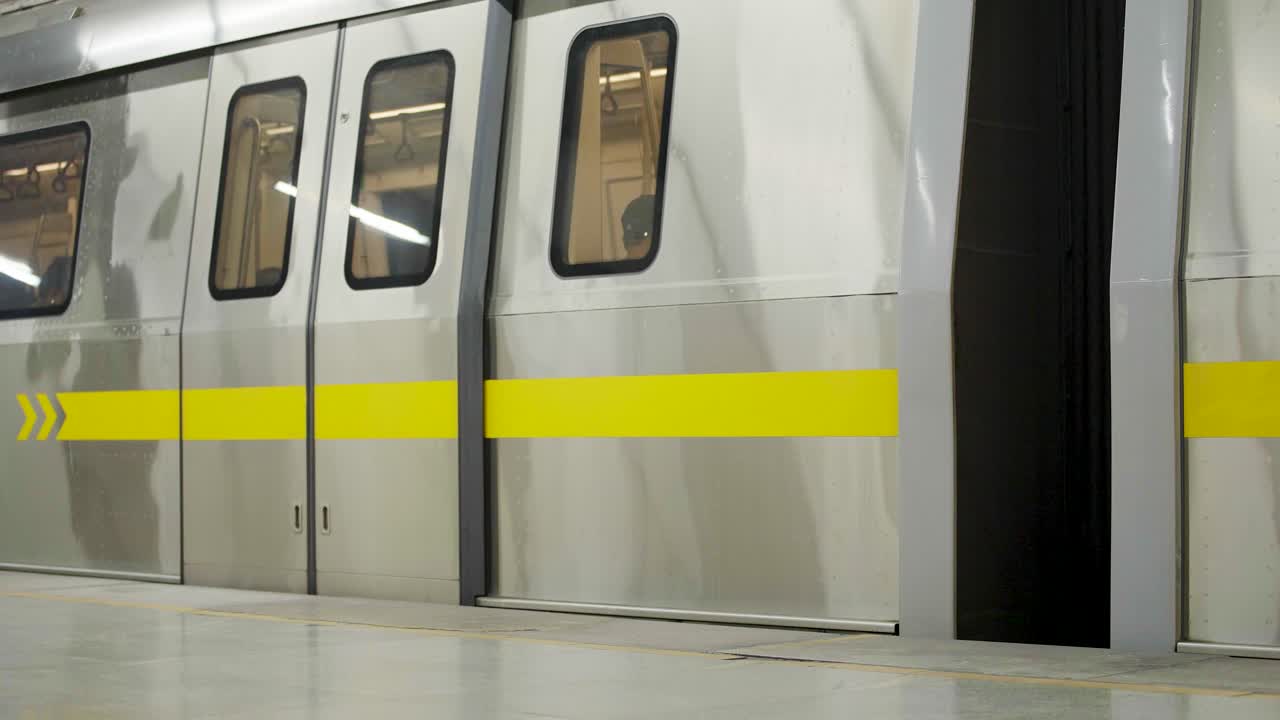 el metro de delhi sale de la estación.