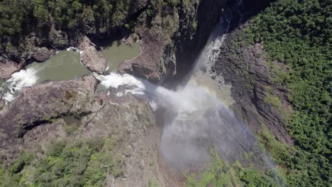 cataratas wallaman - cascada de una sola gota con piscina rocosa natural y río en el fondo en qld, australia