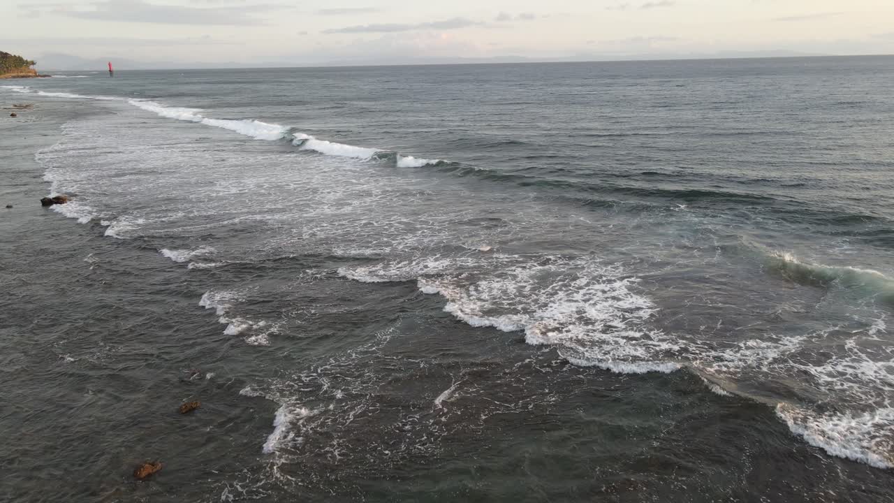 Vista aerea delle onde dell'oceano che si rompono su una costa rocciosa