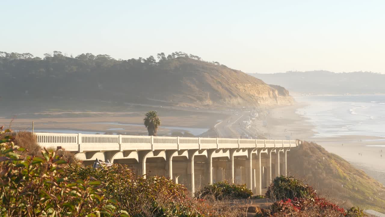 태평양 해안 고속도로의 다리, 토리 파인스 해변, 일몰, 캘리포니아 도로 여행