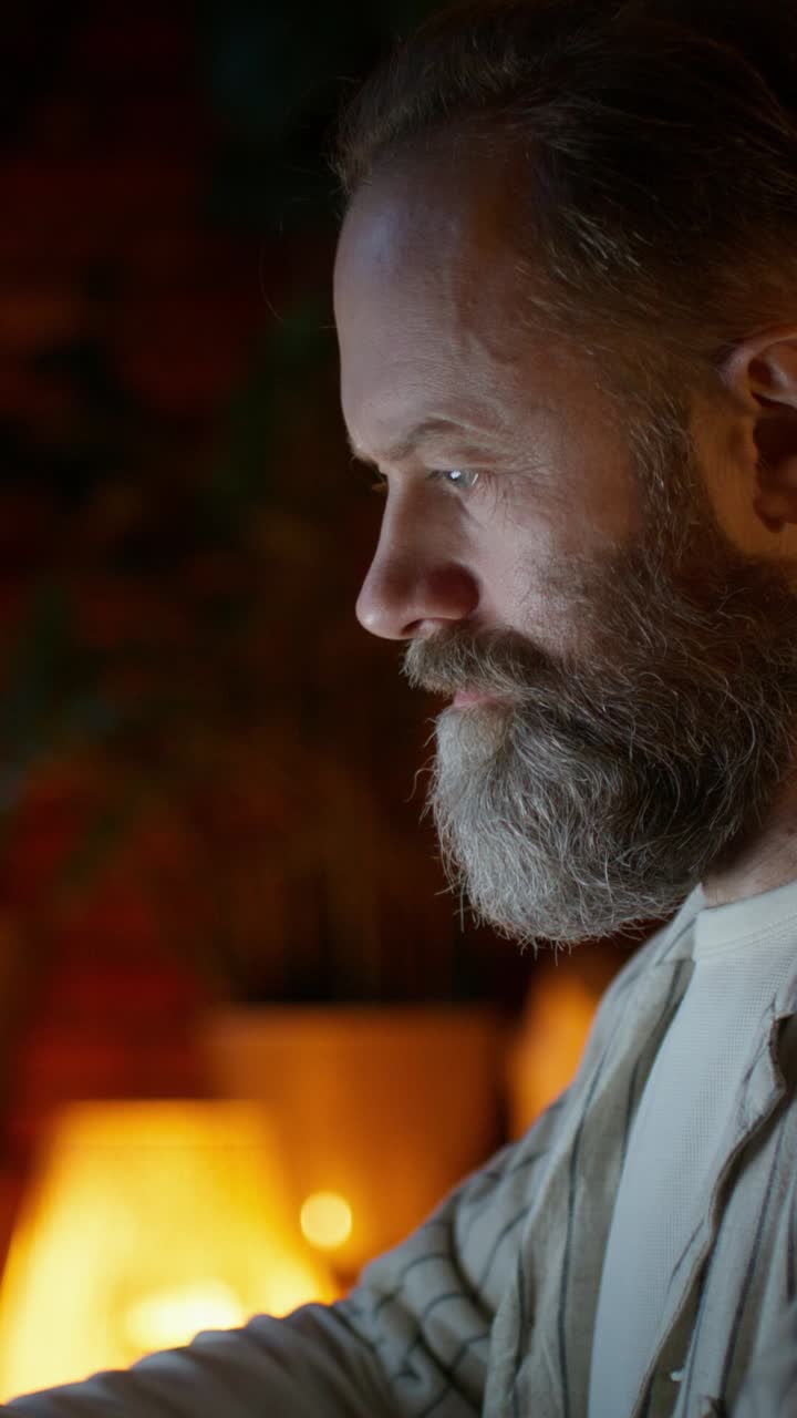 hombre trabajando en la computadora portátil por la noche