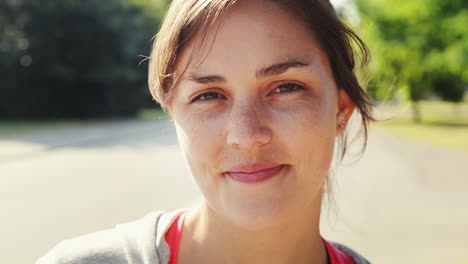retrato de una mujer bonita sonriendo al aire libre