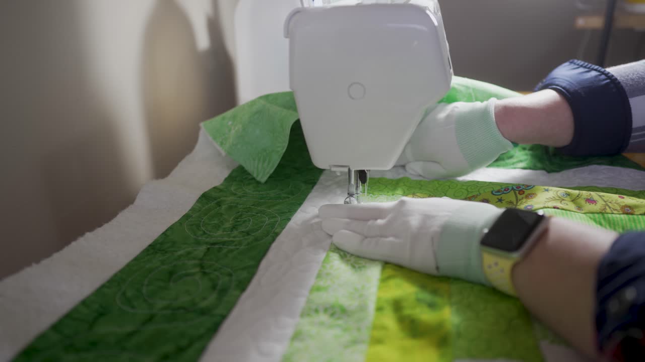 coser en un patrón de puntadas a través de todas las capas de una colcha estilo cabaña de retazos