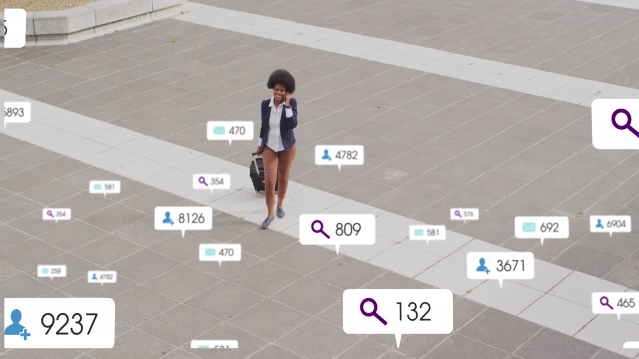 animación de iconos de las redes sociales sobre una mujer afroamericana hablando con un teléfono inteligente en la calle