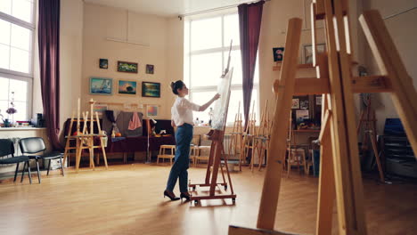 mujer pintando en un estudio de arte