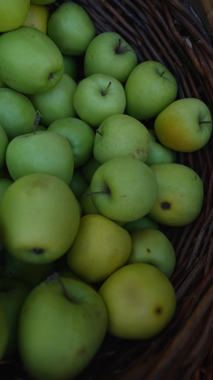 manzanas verdes en una canasta