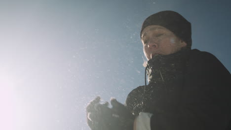 Mujer-Sorprendida-Golpeada-Con-Bola-De-Nieve-Intenta-Defender-Con-Las-Manos,-Cámara-Lenta-Cerrada