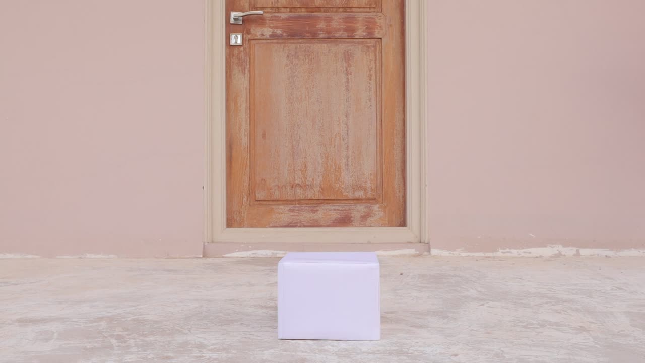 조립된 드론 추락, 제품을 집으로 배송한 후 통제 불능으로 인해 드론이 집 문에 부딪히는 사고가 발생했습니다.