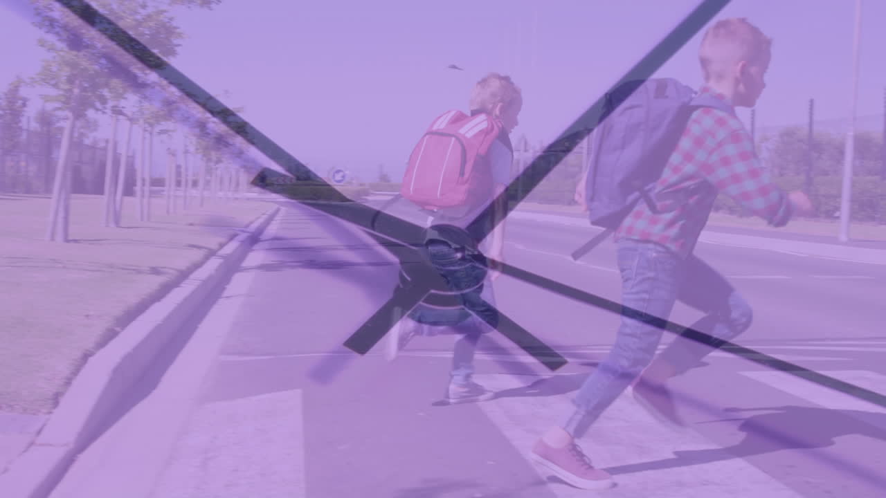 video compuesto de un primer plano de un reloj de tic-tac contra los niños de la escuela corriendo mientras cruzan la calle