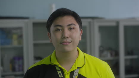 retrato de un joven estudiante universitario sonriendo frente a la cámara