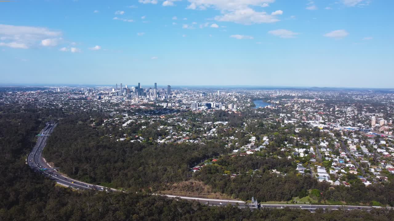 브리즈번 강 및 고속도로와 함께 브리즈번 몬테 쿠타 시티 뷰