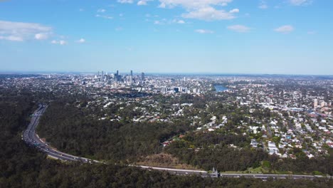 vista de la ciudad de brisbane monte coot-tha junto con el río y la autopista de brisbane