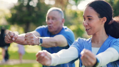 Enfermera,-Tai-Chi-Y-Al-Aire-Libre-Con-Un-Hombre-Mayor