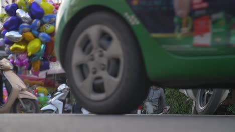 intersección concurrida en la ciudad vietnamita