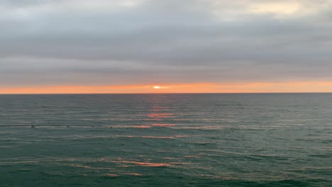 Pescando-Durante-La-Hermosa-Puesta-De-Sol-En-La-Playa