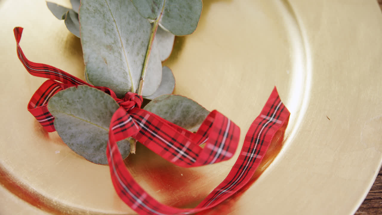 varios cubiertos en la mesa de madera 4k