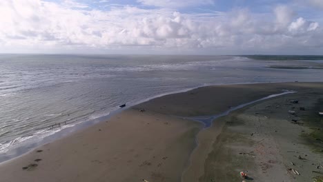 Descubriendo-La-Paz-En-Playa-La-Barra-Desde-El-Cielo,-Pacífico-Colombiano