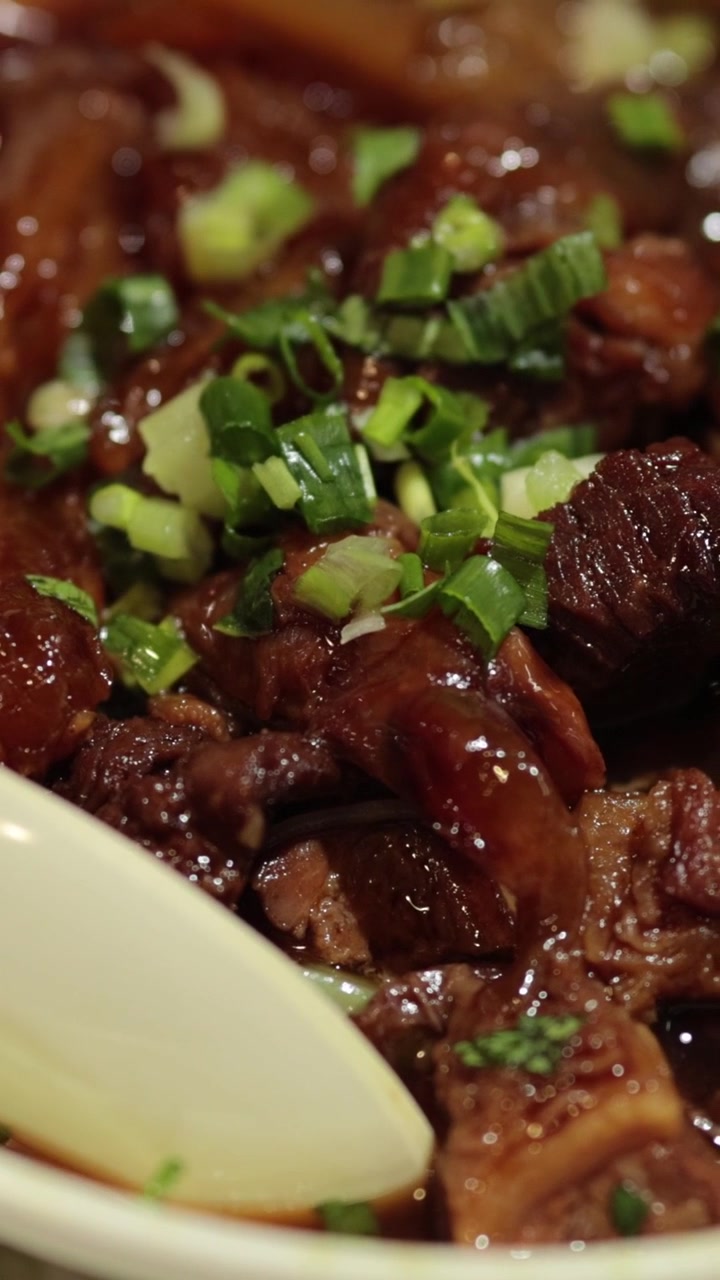 Menikmati semangkuk sup mi daging sapi yang lezat