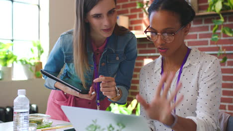 Mujeres-Hablando-De-Estrategia-De-Marketing