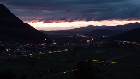 Vista-Panorámica-De-Lapso-De-Tiempo-Nocturno-Del-Valle-Suizo-Durante-El-Día-Nacional-Con-Fuegos-Artificiales