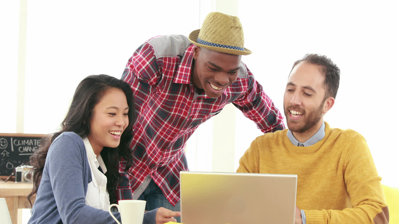 창의적인 비즈니스 팀이 회의를 하고 있습니다.