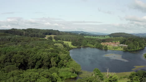 Sobrevuelo-Aéreo-De-Un-Lago-Navegable-Enclavado-En-La-Campiña-De-Yorkshire-En-Un-Día-De-Verano