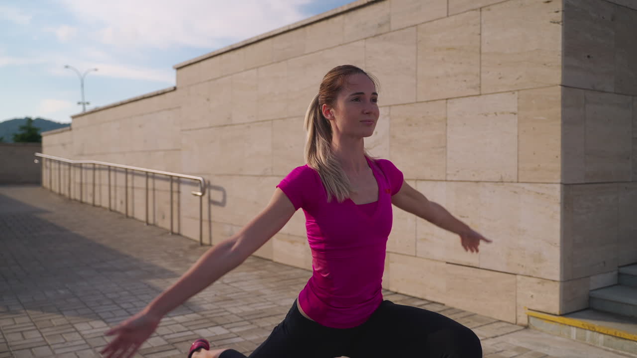 mujer estirándose al aire libre