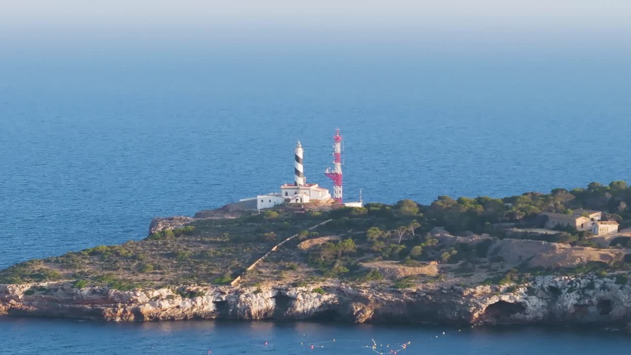 vista aérea lejana del faro de cala figuera en la costa rocosa de mallorca