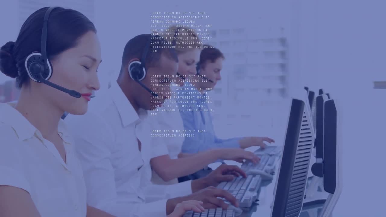 animazione della codifica binaria e dell'elaborazione dei dati su uomini d'affari che utilizzano cuffie telefoniche