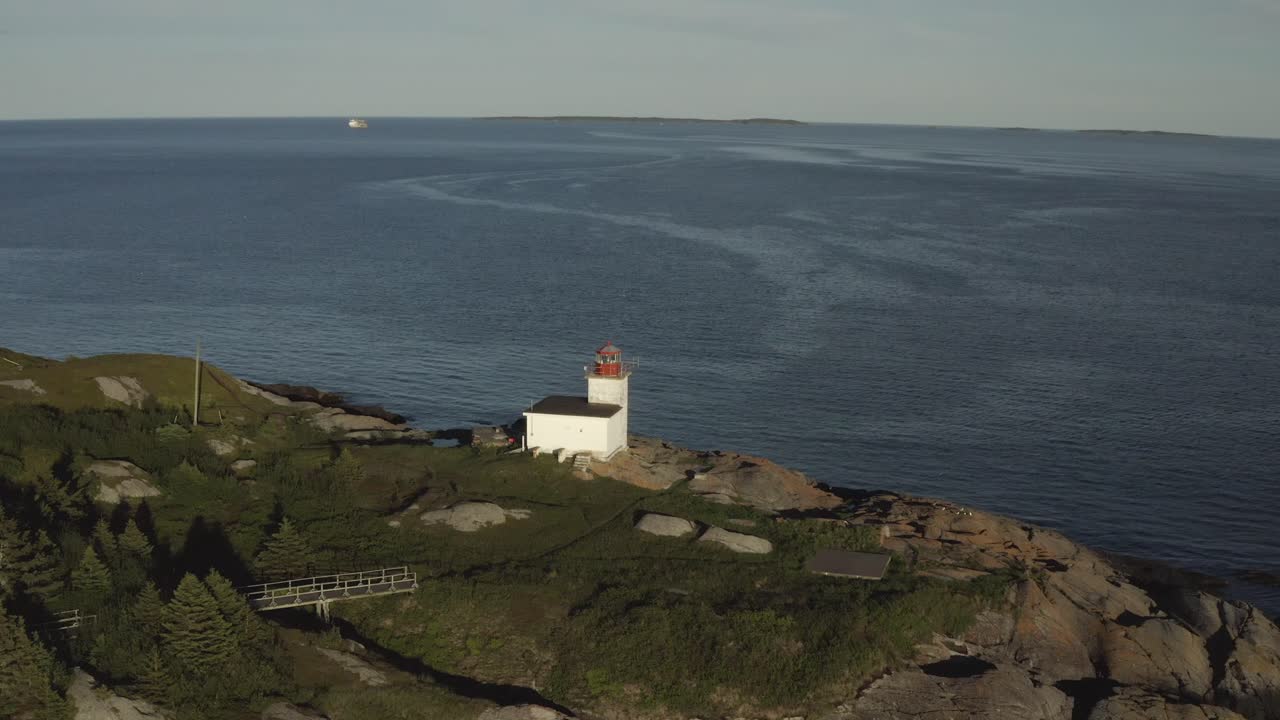 물과 배를 배경으로 하는 등대의 궤도