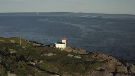 órbita del faro con agua y barco en segundo plano