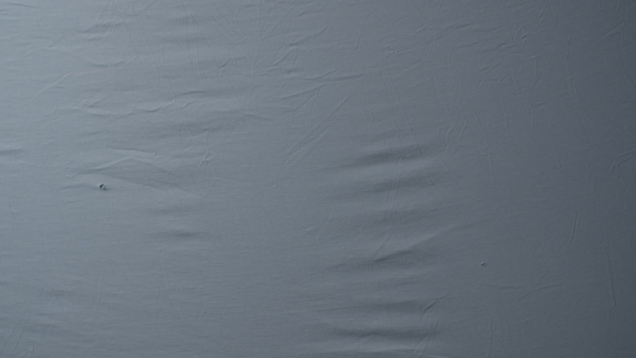 불투명한 표면을 누르는 두 손의 중간 클로즈업 샷