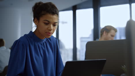 Businesswoman-working-on-laptop.-Employee-reading-good-news-on-laptop-screen