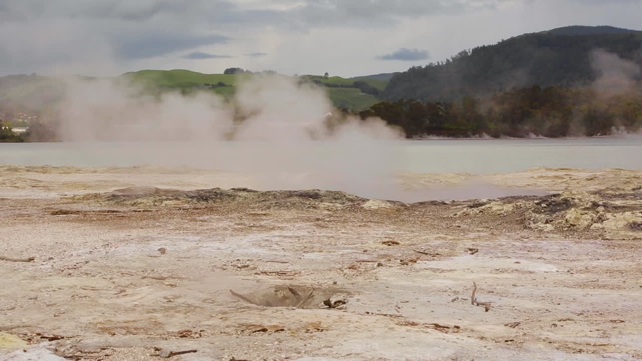 géiseres en rotarua, nueva zelanda emitiendo vapor debido a la actividad geotérmica